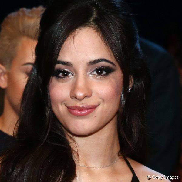 No People's Choice Awards 2016, Camila Cabello combinou o esfumado nos cantos externos com iluminador para deestacar os olhos (Foto: Getty Images)